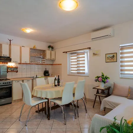 Cozy In Podaspilje With Kitchen *