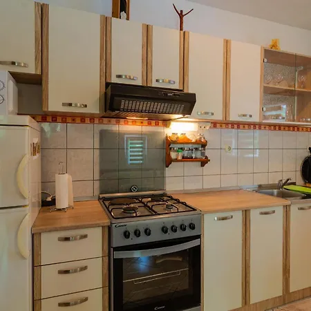 Cozy In Podaspilje With Kitchen بيت للعطل *