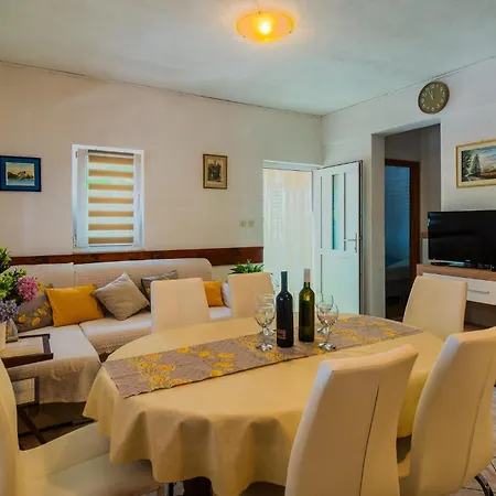 Cozy In Podaspilje With Kitchen بيت للعطل Svinisce